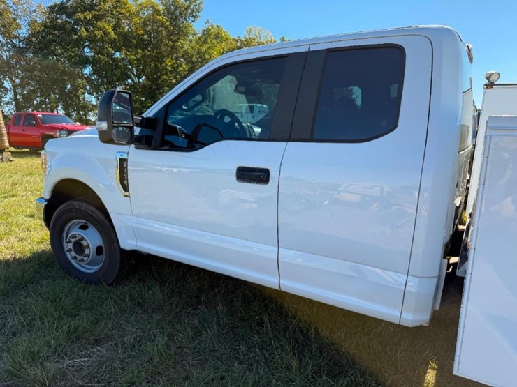 2017-ford-f350-xl-image-11