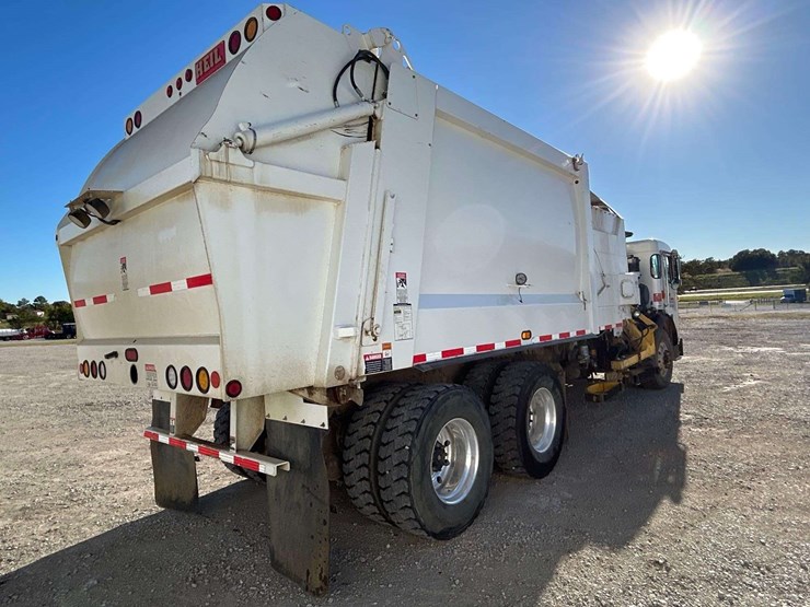 2019-peterbilt-520-image-3