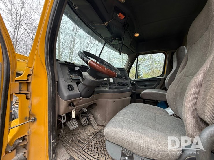 2012-freightliner-cascadia-truck-(lld1452)-image-27