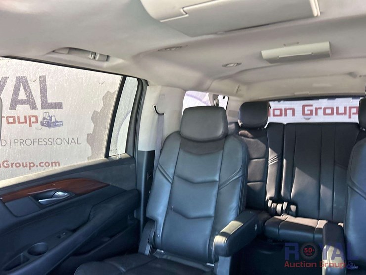 2015-cadillac-escalade-esv-image-22