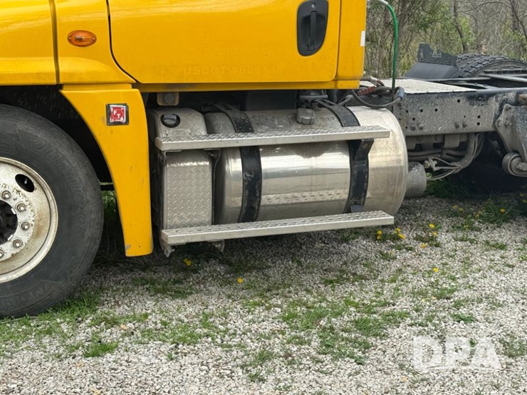 2012-freightliner-cascadia-truck-(lld1452)-image-8