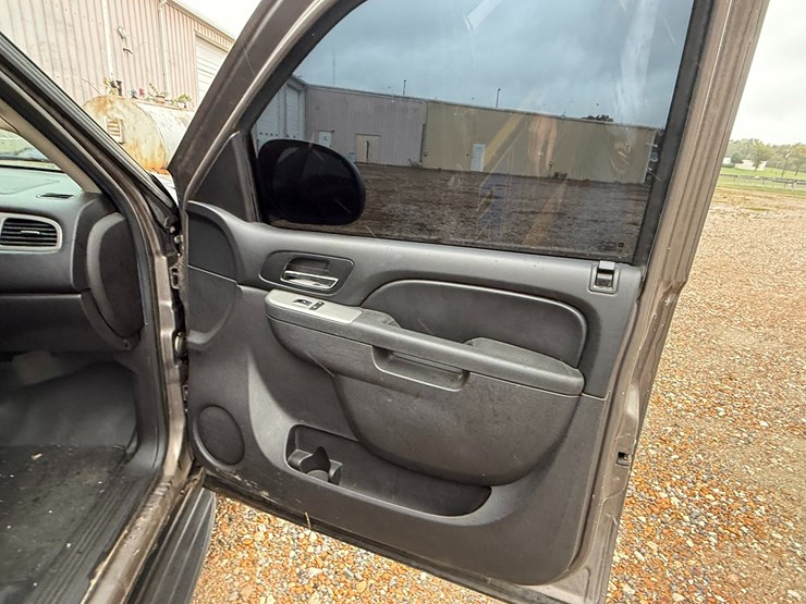 2014-chevrolet-tahoe-image-34