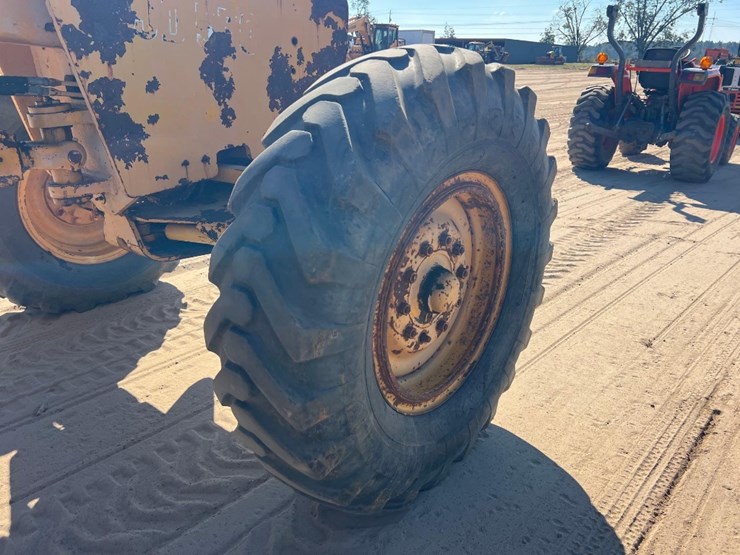 1981-deere-570a-image-28