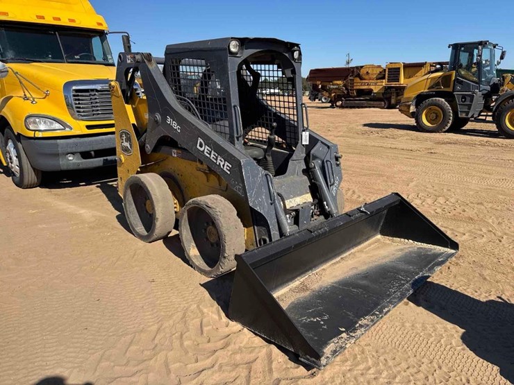 2022-deere-318g-image-6