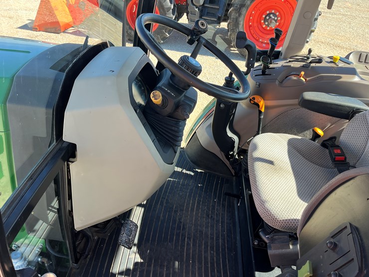 2020-john-deere-5100e-image-14