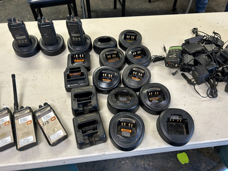 #22571-•-lot-of-various-radios-&-chargers-image-4