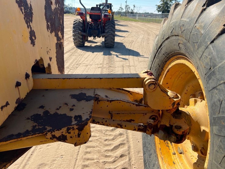 1981-deere-570a-image-27