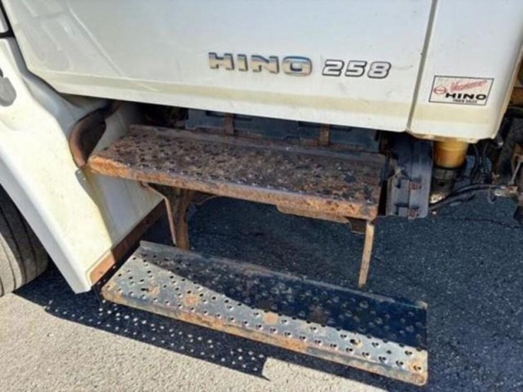 2010-hino-258-image-18