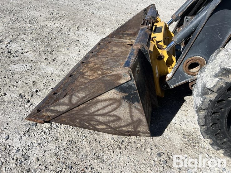 2010-deere-320d-image-15