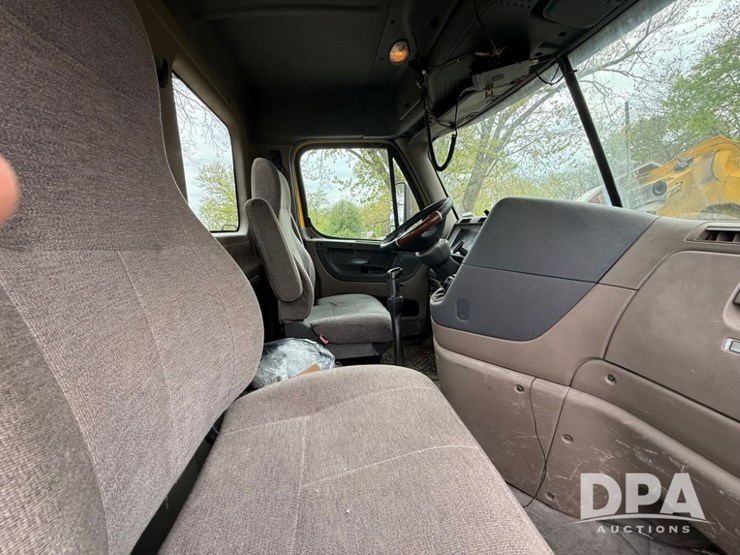 2012-freightliner-cascadia-truck-(lld1452)-image-24