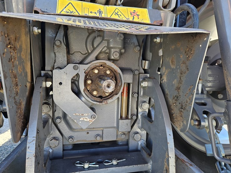 2015-massey-ferguson-4709-image-12