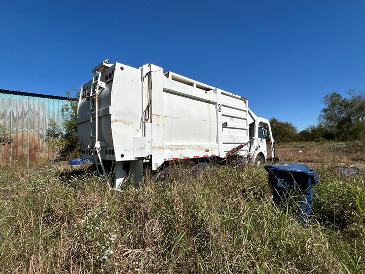 #22560-•-inop-2004-auto-car-t/a-daycab-garbage-truck-5vcdc6ce54h200305-image-3