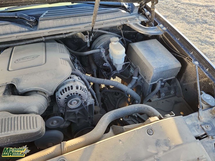 2013-chevrolet-tahoe-image-16