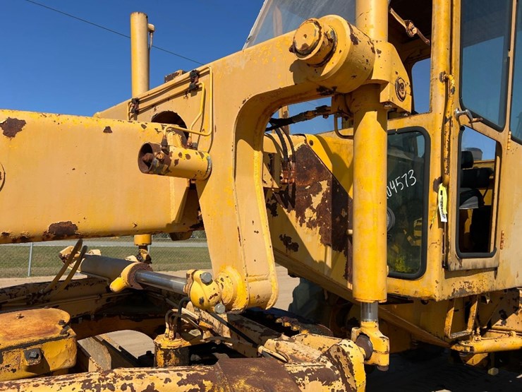 1981-deere-570a-image-12