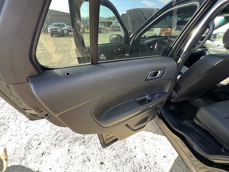 2016-ford-explorer-image-24