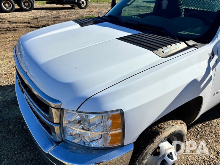 2013-chevrolet-3500hd-image-18