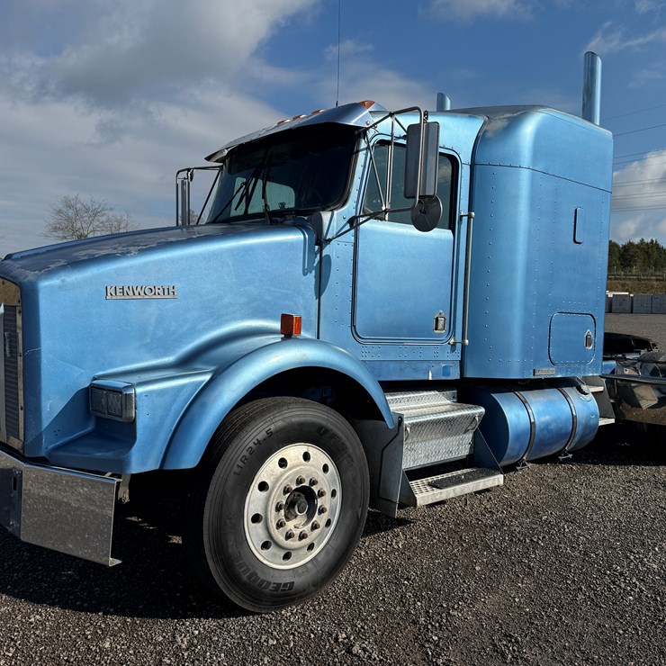 #22 • 1996 KENWORTH TANDEM AXLE ROAD TRACTOR