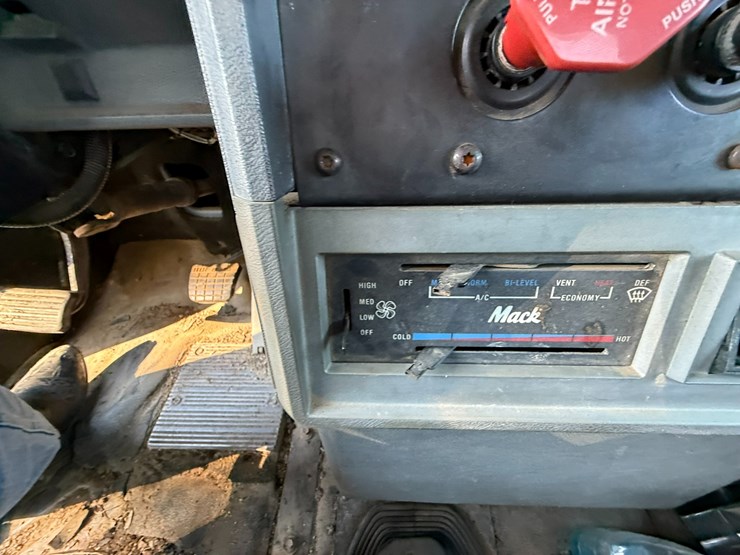 1995-mack-ch613-image-86