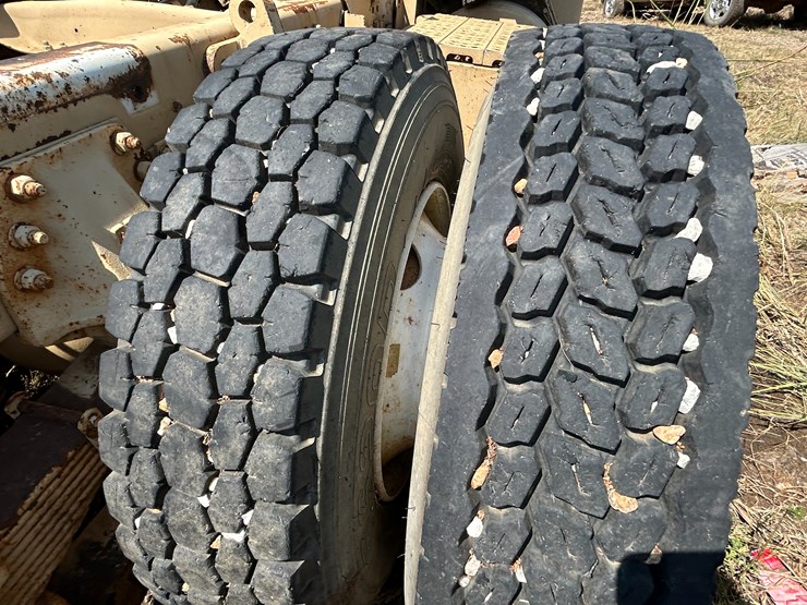 #22529-•-inop-1992-freightliner-t/a-daycab-truck-tractor-vin:-1fuymzyb1np357132-image-9