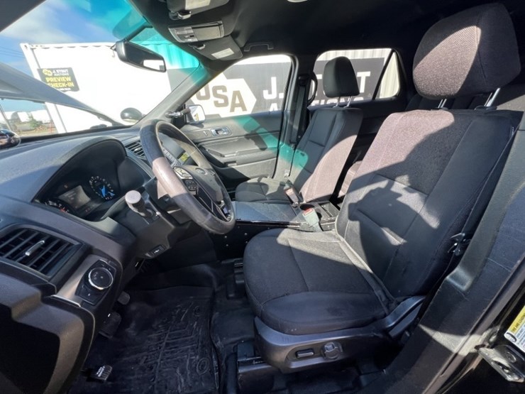 2016-ford-explorer-image-25