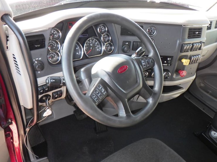 2022-peterbilt-579-image-19