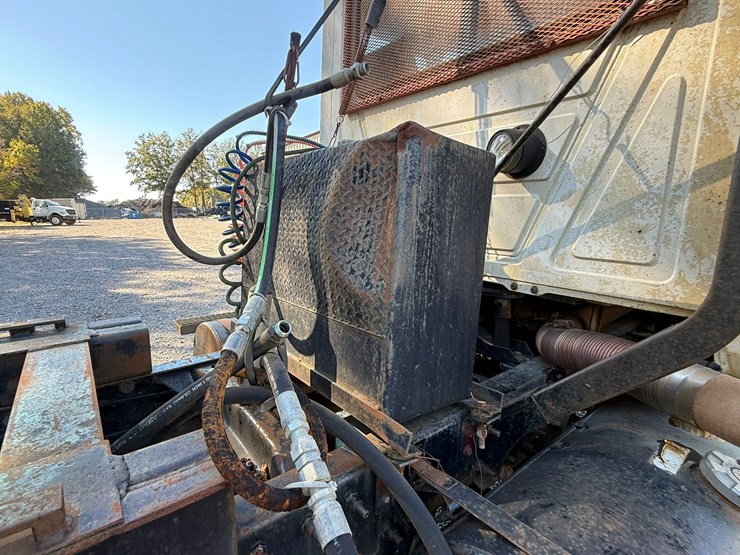 1995-mack-ch613-image-37