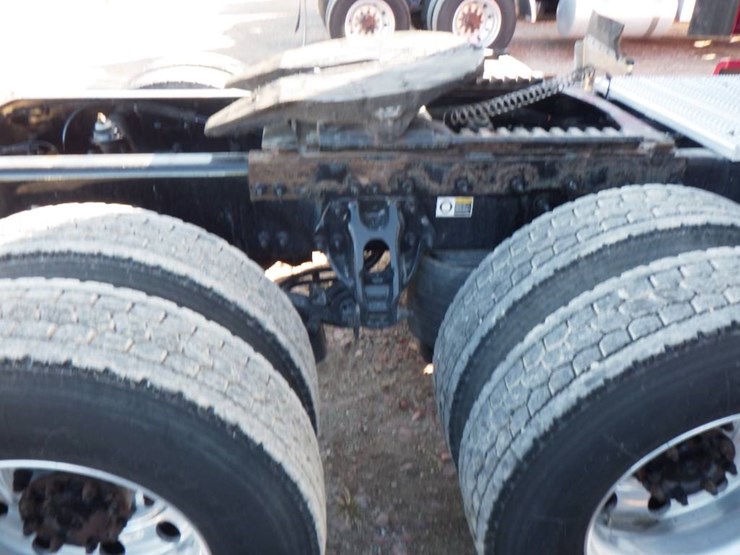 2022-peterbilt-579-image-8