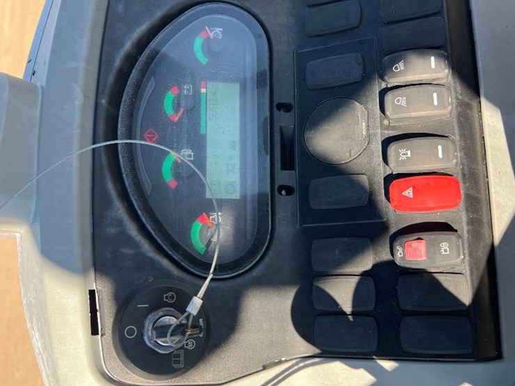 2015-caterpillar-415f2-image-30