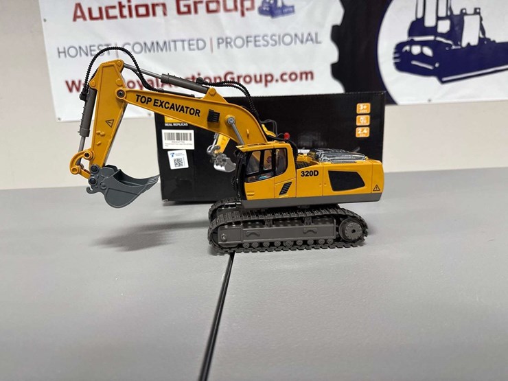 2.4ghz-rc-excavator-with-remote-replica-toy-image-2
