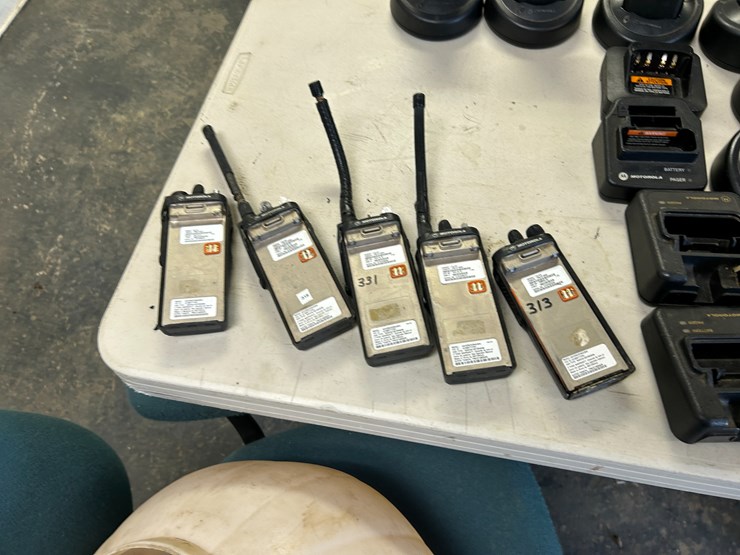 #22571-•-lot-of-various-radios-&-chargers-image-3