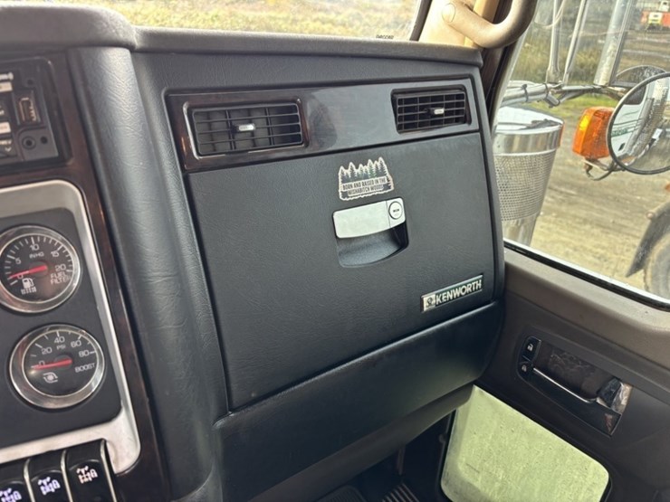 2018-kenworth-w900-image-36