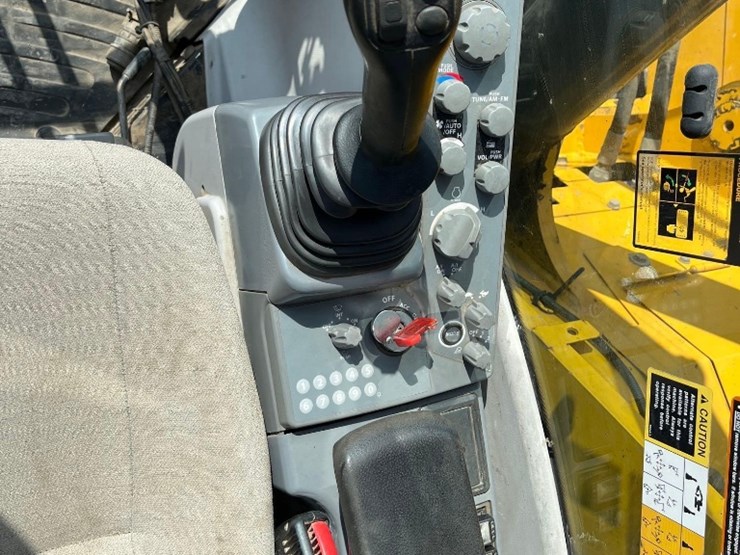 deere-245g-lc-image-25