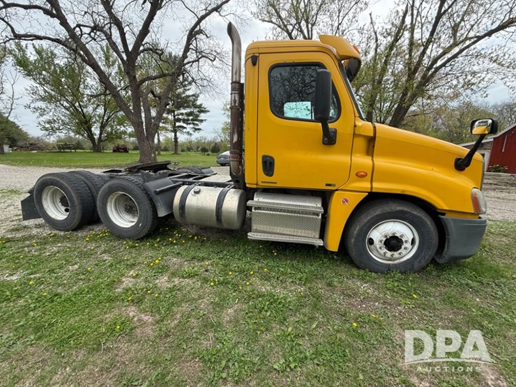 2012-freightliner-cascadia-truck-(lld1452)-image-2
