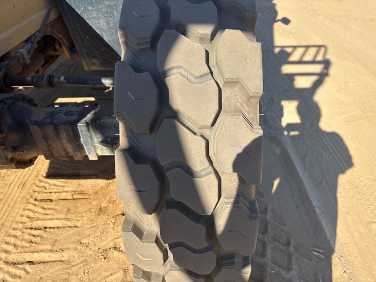 2015-caterpillar-tl943c-image-9