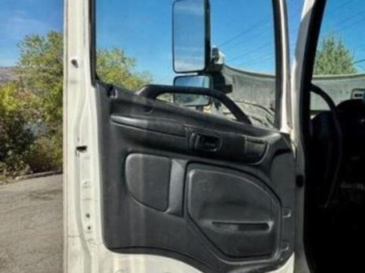 2010-hino-258-image-55