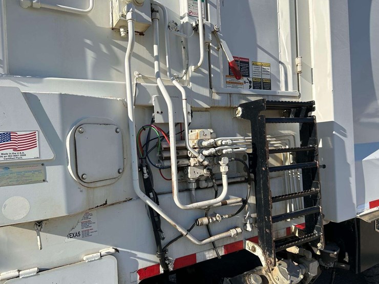 2019-peterbilt-520-image-17