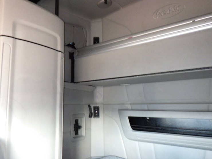 2022-peterbilt-579-image-23