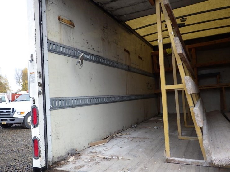 2009-isuzu-npr-image-14