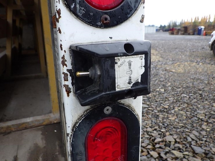 2009-isuzu-npr-image-17