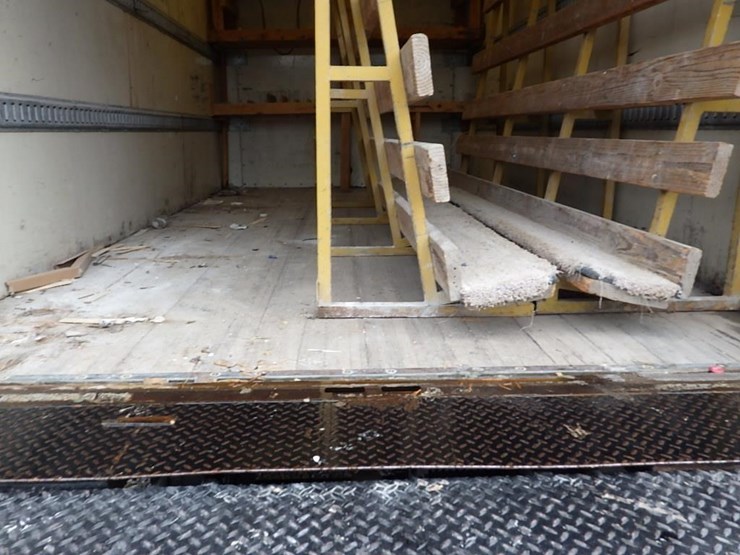 2009-isuzu-npr-image-16