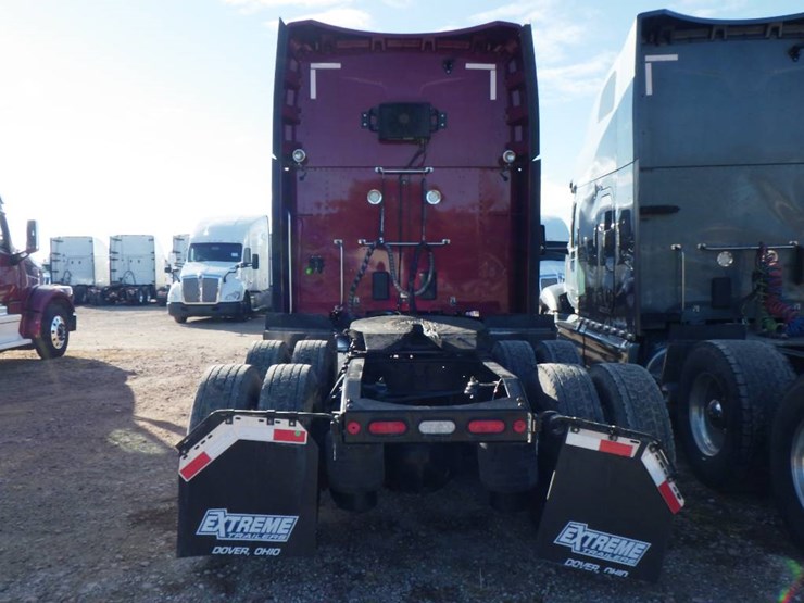 2022-peterbilt-579-image-12