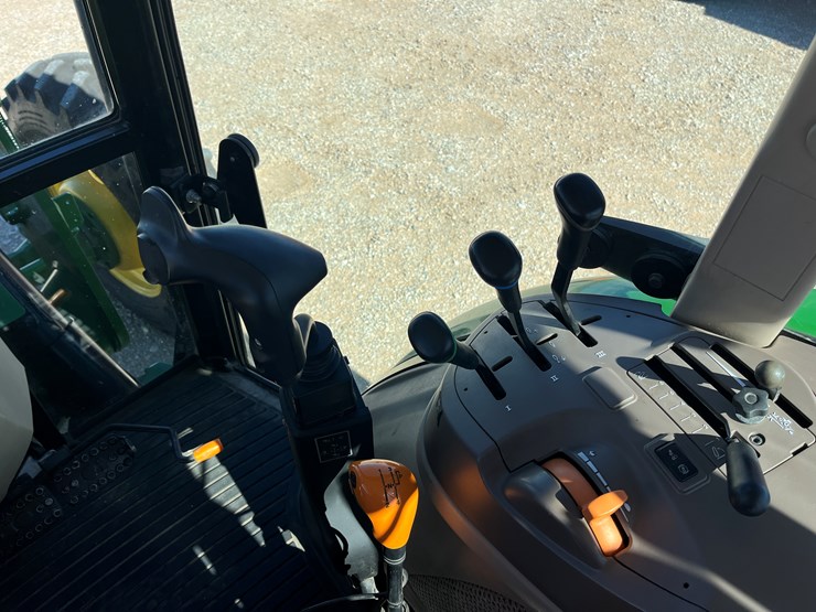 2020-john-deere-5100e-image-16