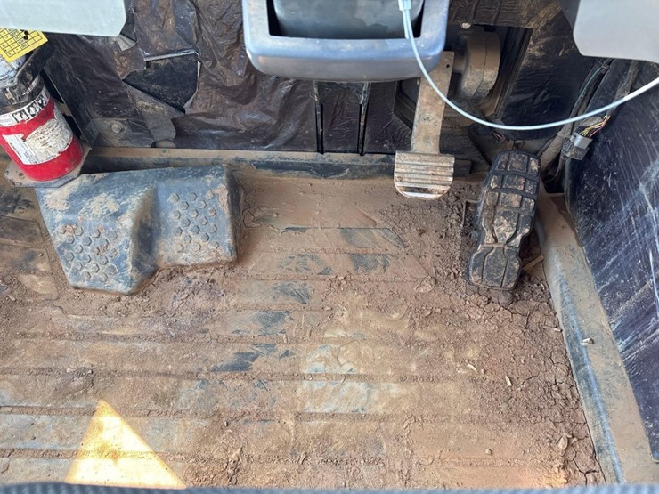 2019-caterpillar-730-image-26