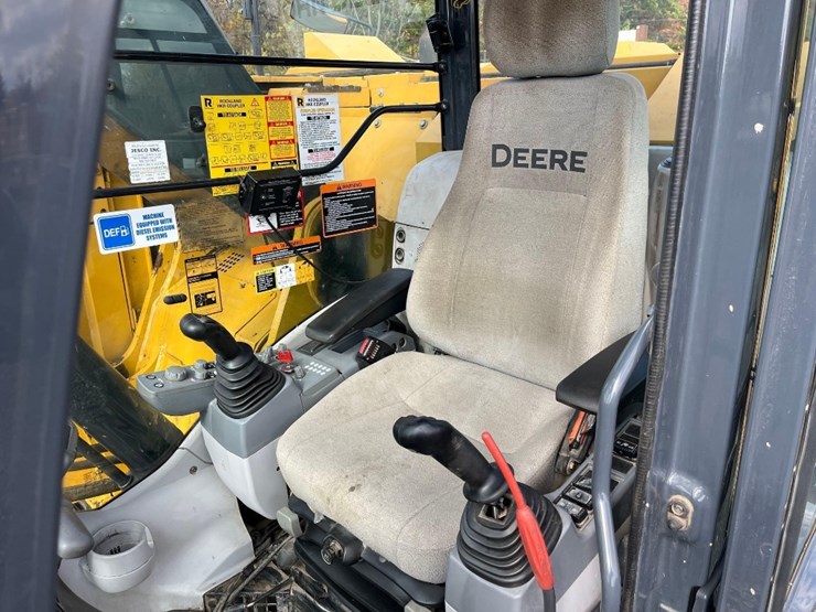 deere-245g-lc-image-11