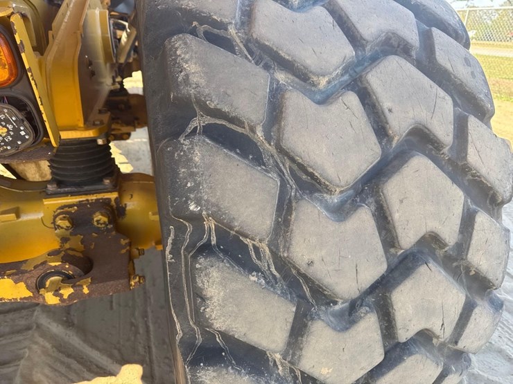 2019-caterpillar-730-image-9