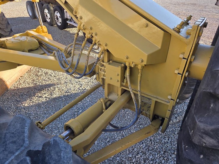 caterpillar-140-image-9