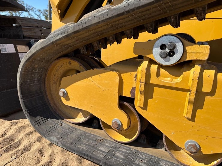 2023-caterpillar-299d3-image-10