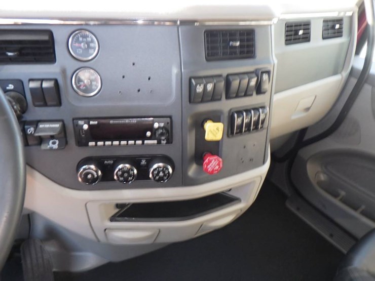 2022-peterbilt-579-image-21