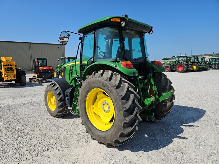 2021-john-deere-6135e-image-11