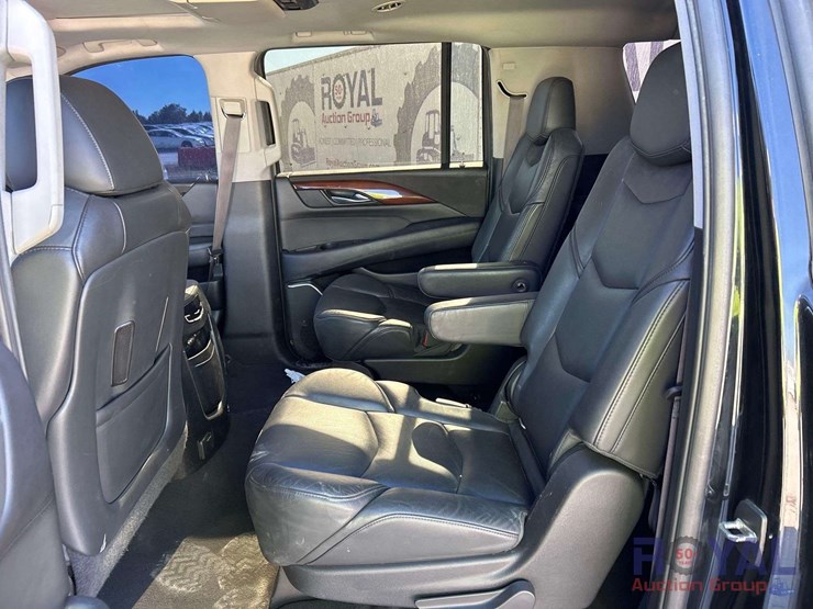 2015-cadillac-escalade-esv-image-23